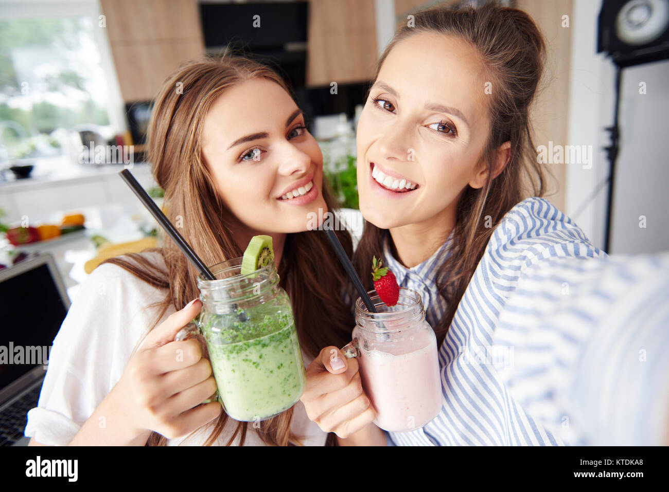 Selfie glückliche Freunde smoothies Holding Stockfoto