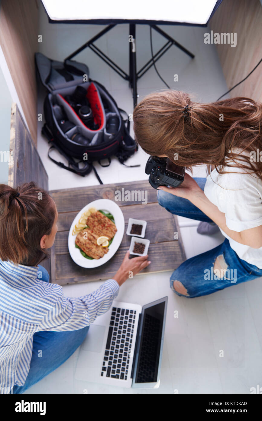 Frau styling zubereitetes Gericht während der Fotosession Stockfoto