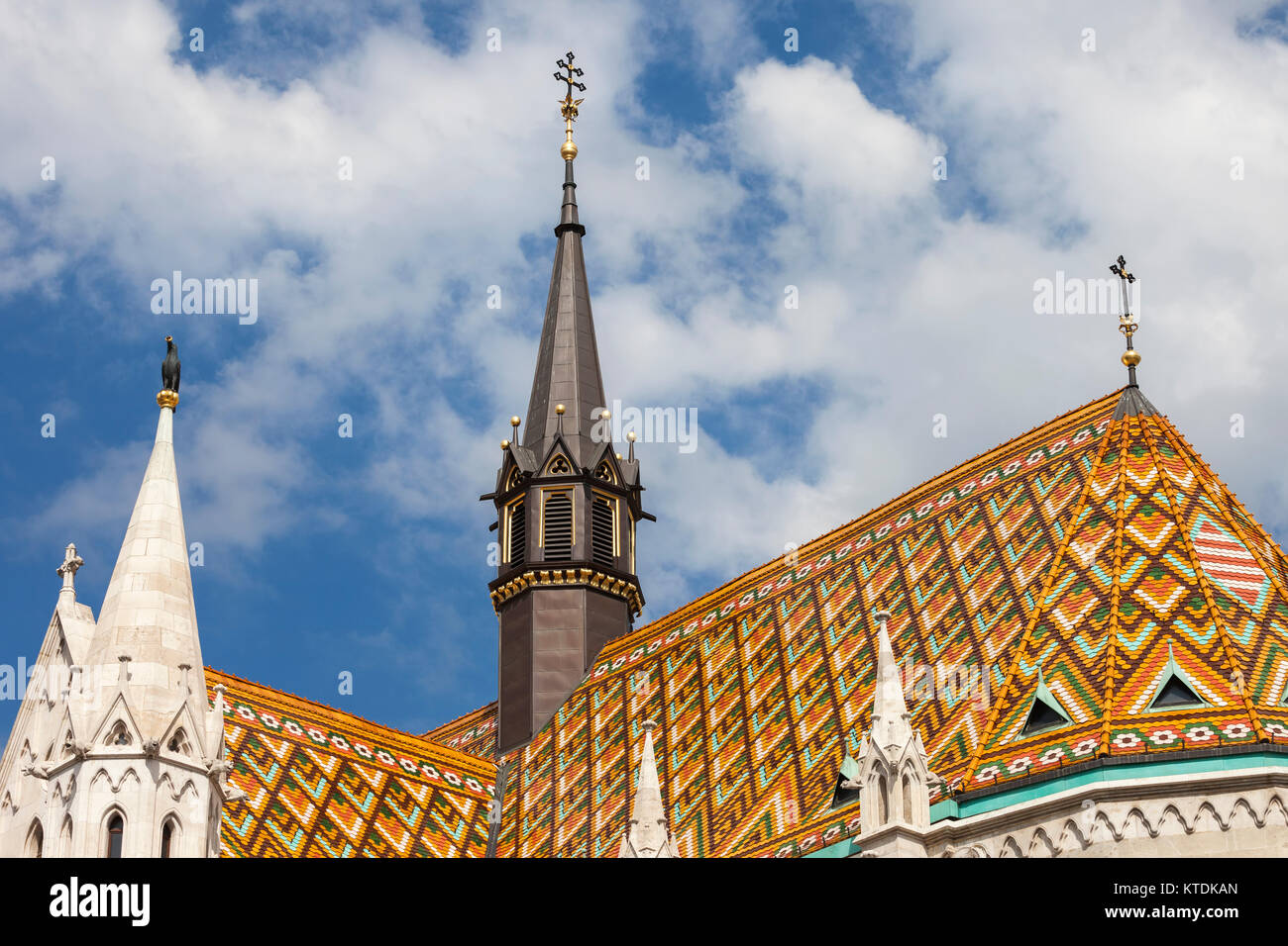 Ungarn, Budapest, rautenmuster Dachziegel und Türme der Matthias Kirche Stockfoto