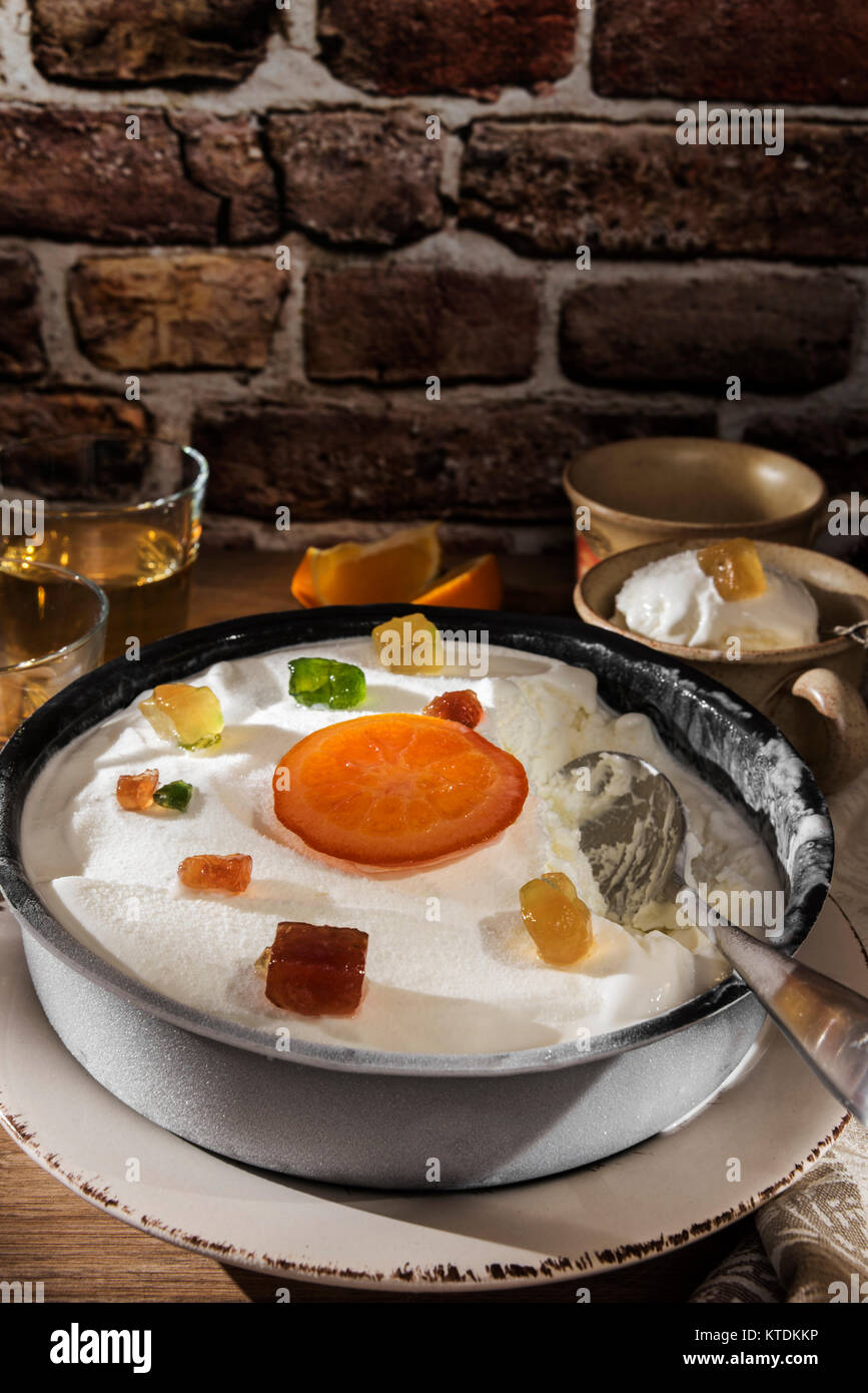 Cassata und Brennwein, kandierten Früchten und frischen Orange Stockfoto