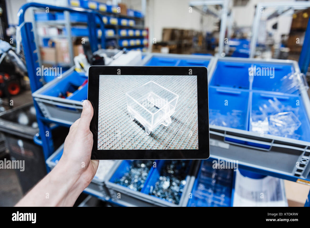 Hand, die digitale Tafel mit dem Bild eines Produkts Stockfoto