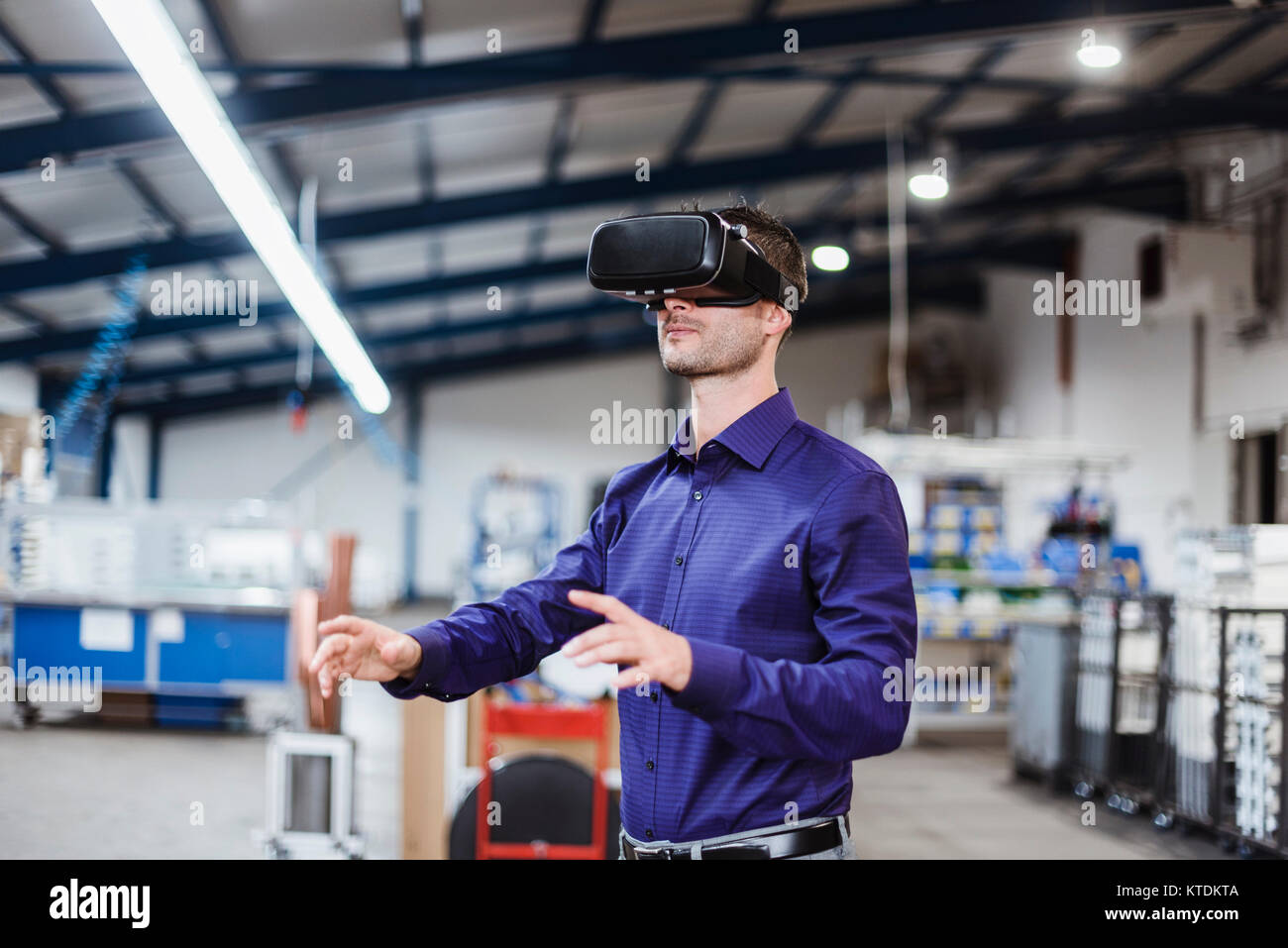 Mitarbeiter der Firma tragen VR-Brille in der Werkstatt Stockfoto