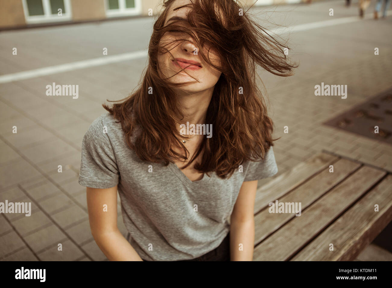 Junge Frau im Freien mit windswept Haar Stockfoto