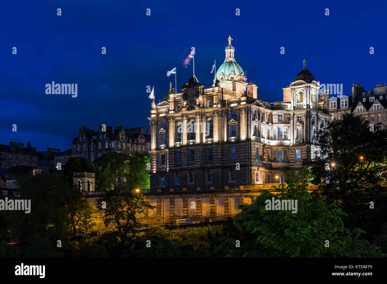 Großbritannien, Schottland, Edinburgh, Museum auf dem Damm Edinburgh und Lloyds Banking Group Head Office in der Nacht Stockfoto