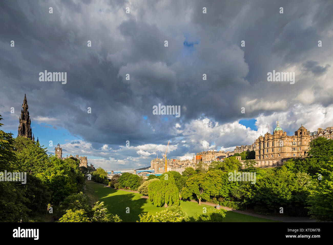 Großbritannien, Schottland, Edinburgh, Scott Monument, Park Princes Street Gardens, The Balmoral Hotel, Museum auf dem Damm Edinburgh und Lloyds Banking Group Head Office Stockfoto
