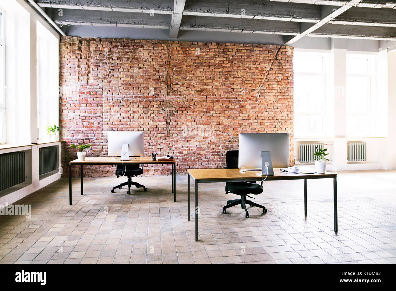 Coworking Space mit Ziegel Wand im Büro Stockfoto