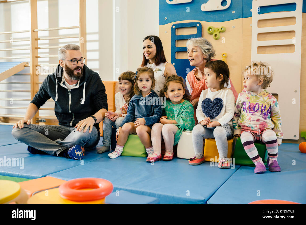 Gruppe von Kindern und Lehrern in der Turnhalle Zimmer im Kindergarten Stockfoto