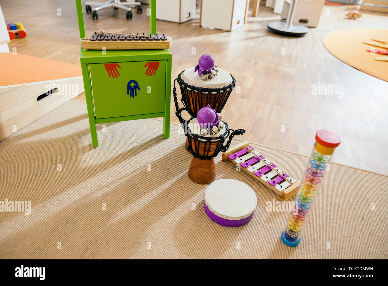 Die musikalischen Instrumente aufgereiht im Kindergarten Stockfoto
