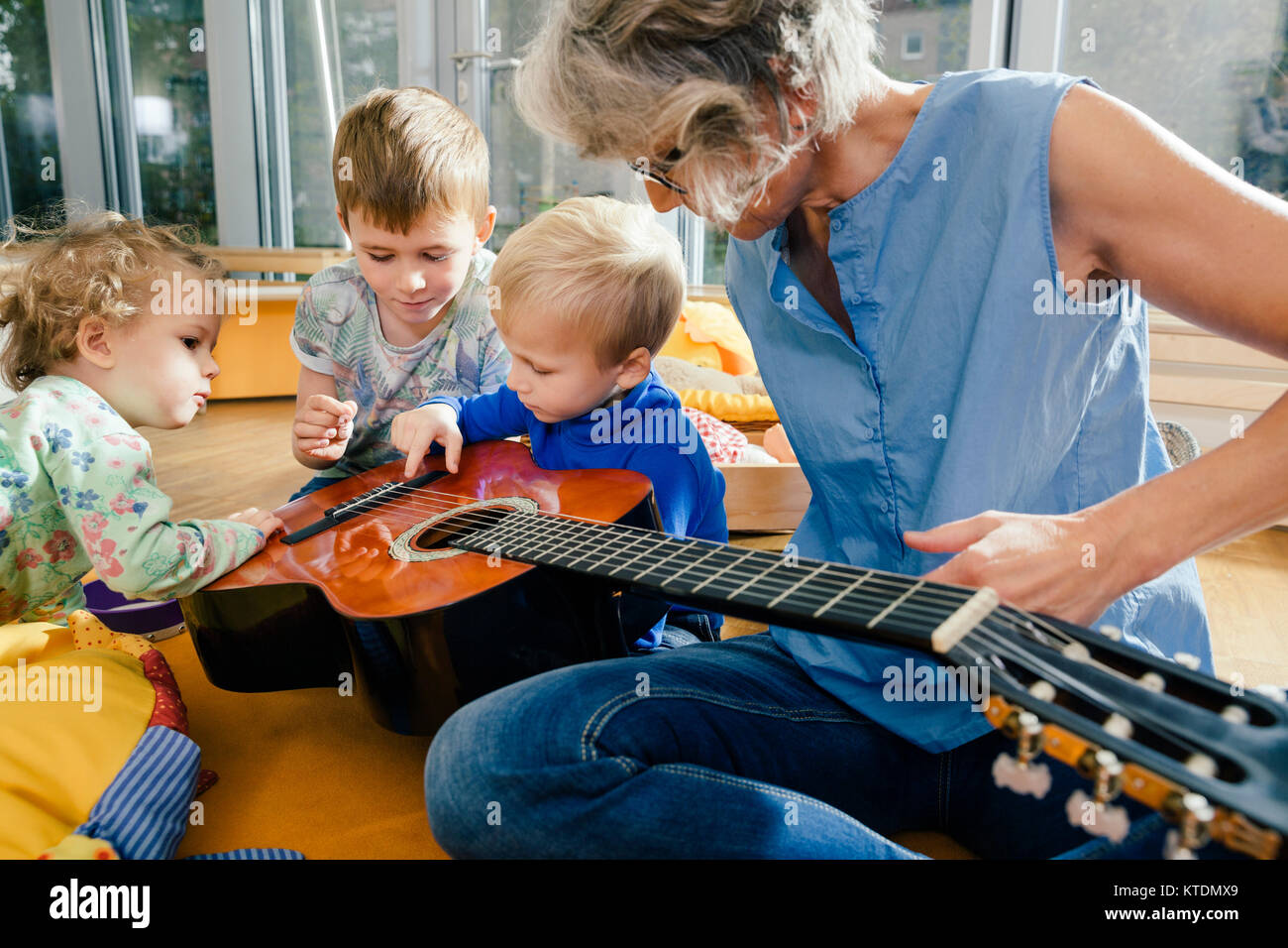 Pre-school Lehrer, eine Gitarre für Kinder im Kindergarten Stockfotografie  - Alamy