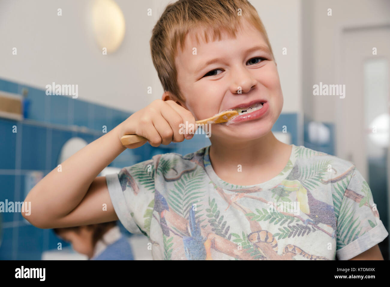 Portrait der Boy seine Zähne putzen im Badezimmer von einem Kindergarten Stockfoto
