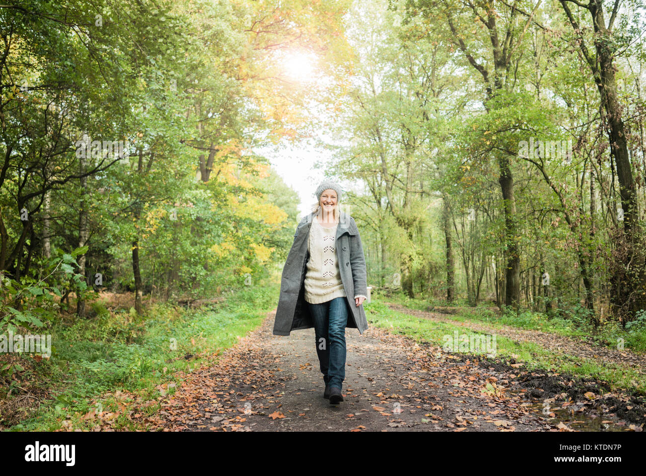 Portrait von Frau zu Fuß in den Wald im Herbst Stockfoto