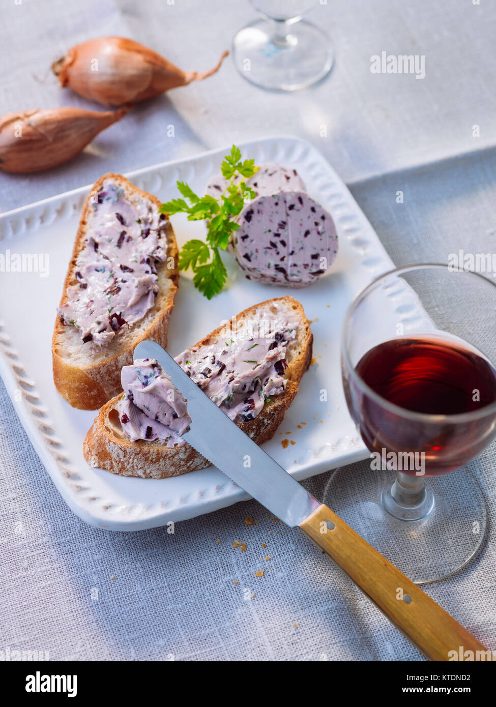 Kräuterbutter mit Rotwein Schalotten und Olivenöl Stockfoto