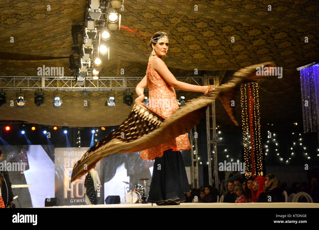 Hyderabad, Pakistan. 23 Dez, 2017. A-Modelle darstellen, während die Braut fashion Show von der Miraal Luxus in Hyderabad Gymkhana, in denen mehr die 30 männlichen und weiblichen Modelle verschiedene Designer Kollektion wurden organisiert: Janali Laghari/Pacific Press/Alamy leben Nachrichten Stockfoto