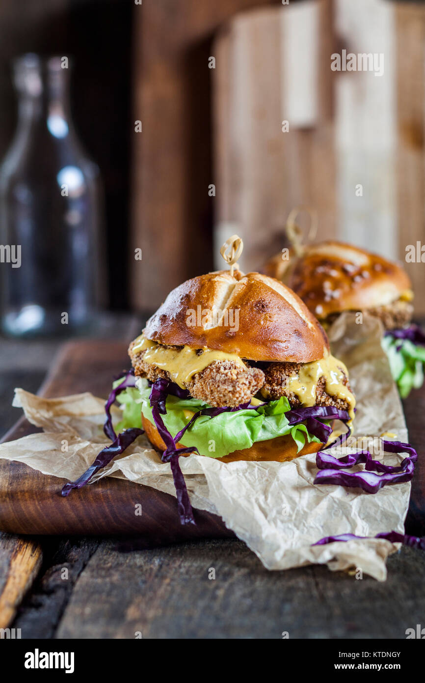 Brezel Brötchen mit Hähnchen Schnitzel, Salat und Sauce curry ...