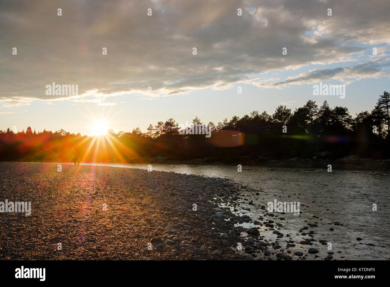 Sonnenuntergang, Isar bei Geretsried, Naturschutzgebiet Isarauen, Oberbayern, Bayern, Deutschland Stockfoto