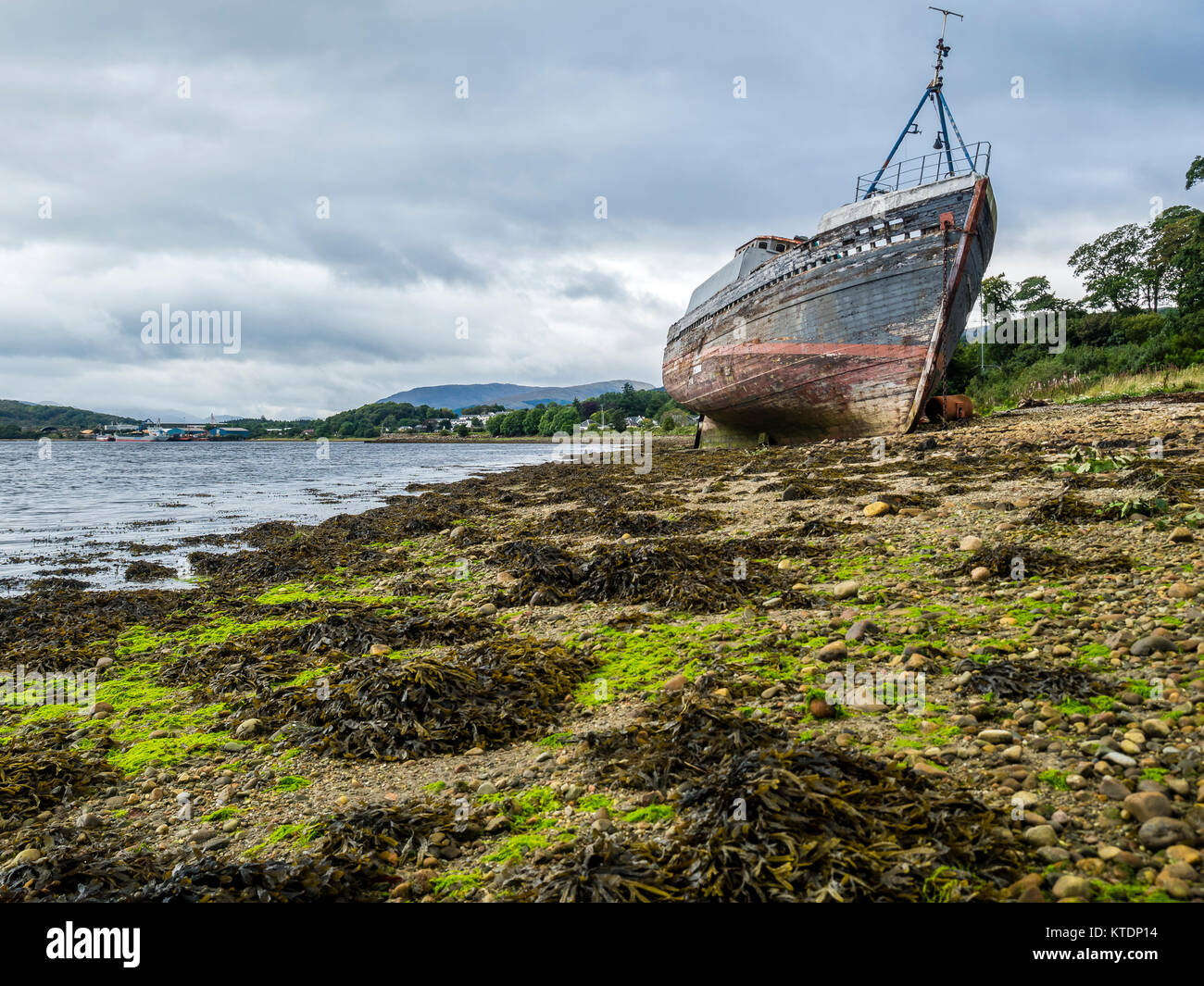 Großbritannien, Schottland, Highland, Loch Linnhe, schiffswrack am Strand von Corpach Stockfoto