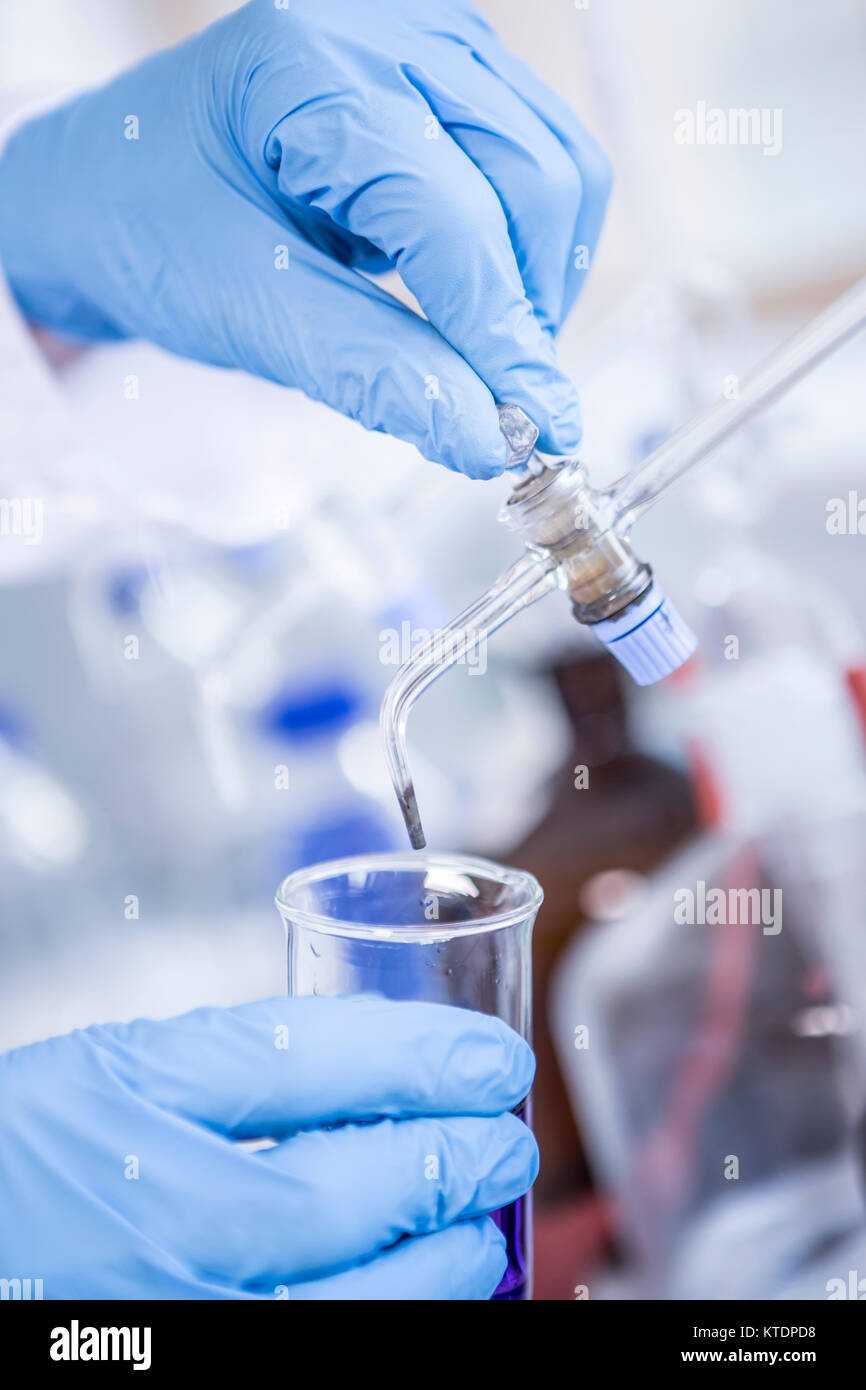 Nahaufnahme der Wissenschaftler im Labor arbeiten mit Flüssigkeit Stockfoto