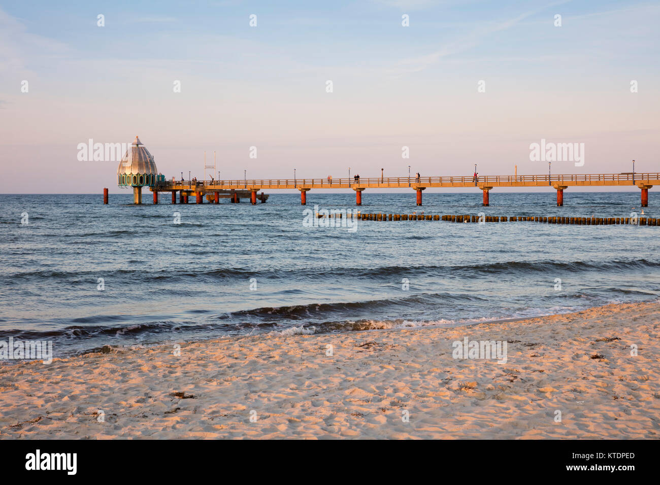 Deutschland, Zingst, Blick auf U-Boot Gondel und Promenade in der Dämmerung Stockfoto