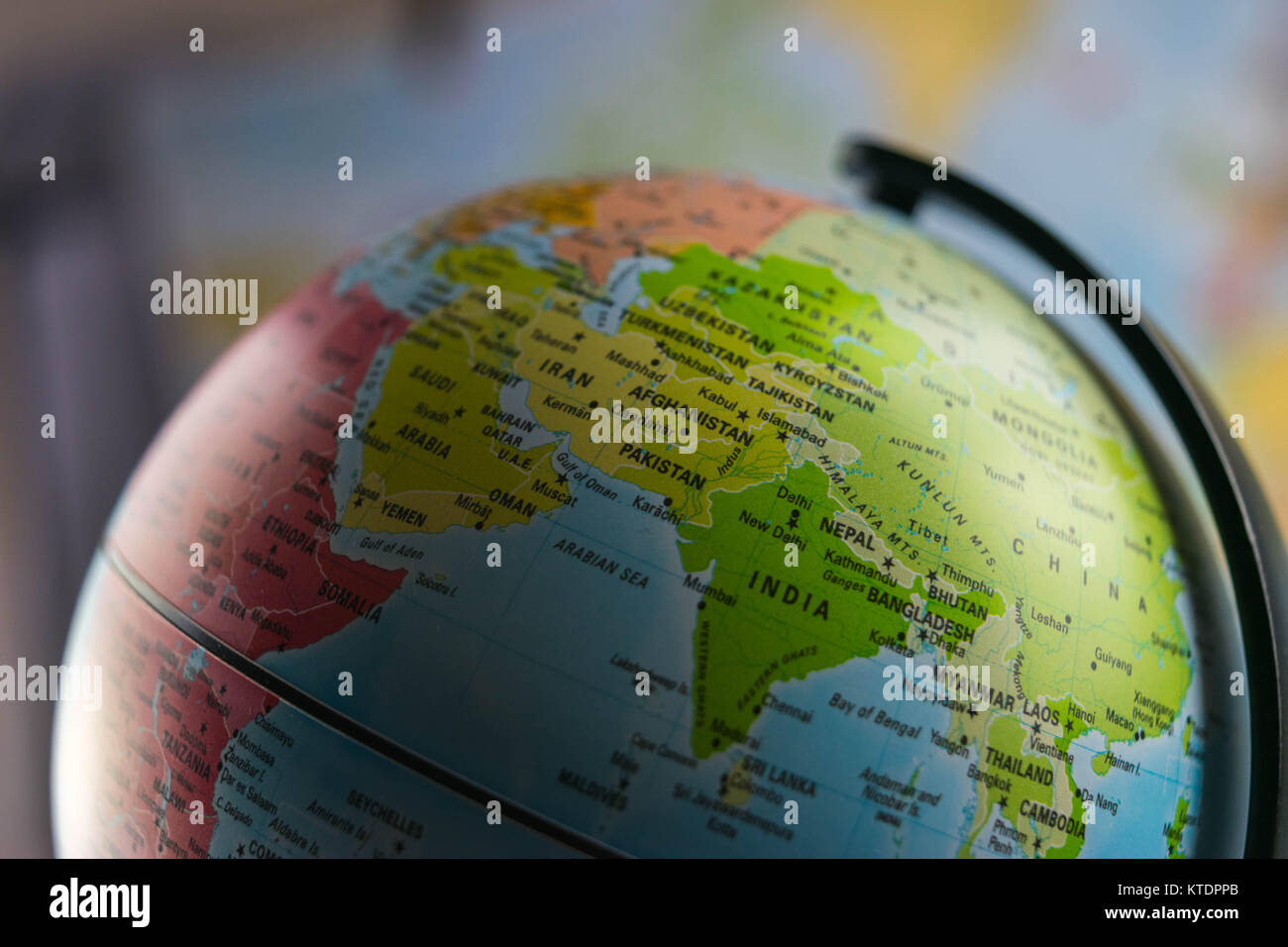 Indien Karte auf einem Globus mit Erde Karte im Hintergrund Stockfoto