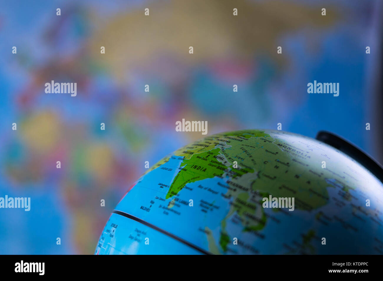 Indien Karte auf einem Globus mit Erde Karte im Hintergrund Stockfoto