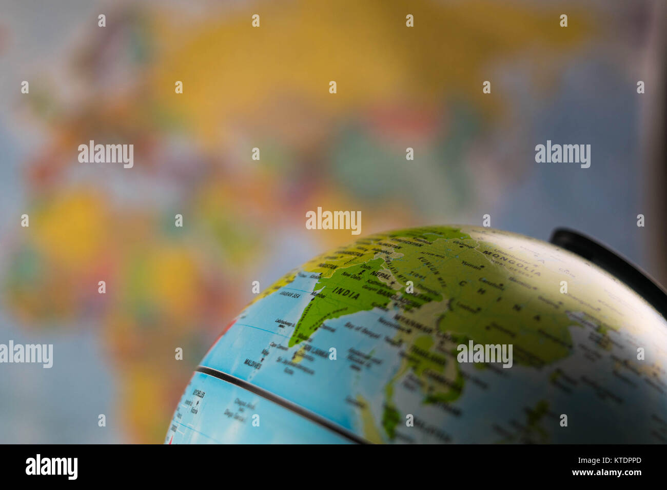 Indien Karte auf einem Globus mit Erde Karte im Hintergrund Stockfoto