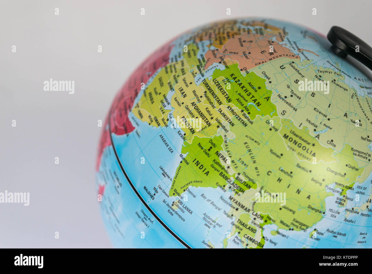 Asien Karte auf einem Globus mit weißem Hintergrund Stockfoto