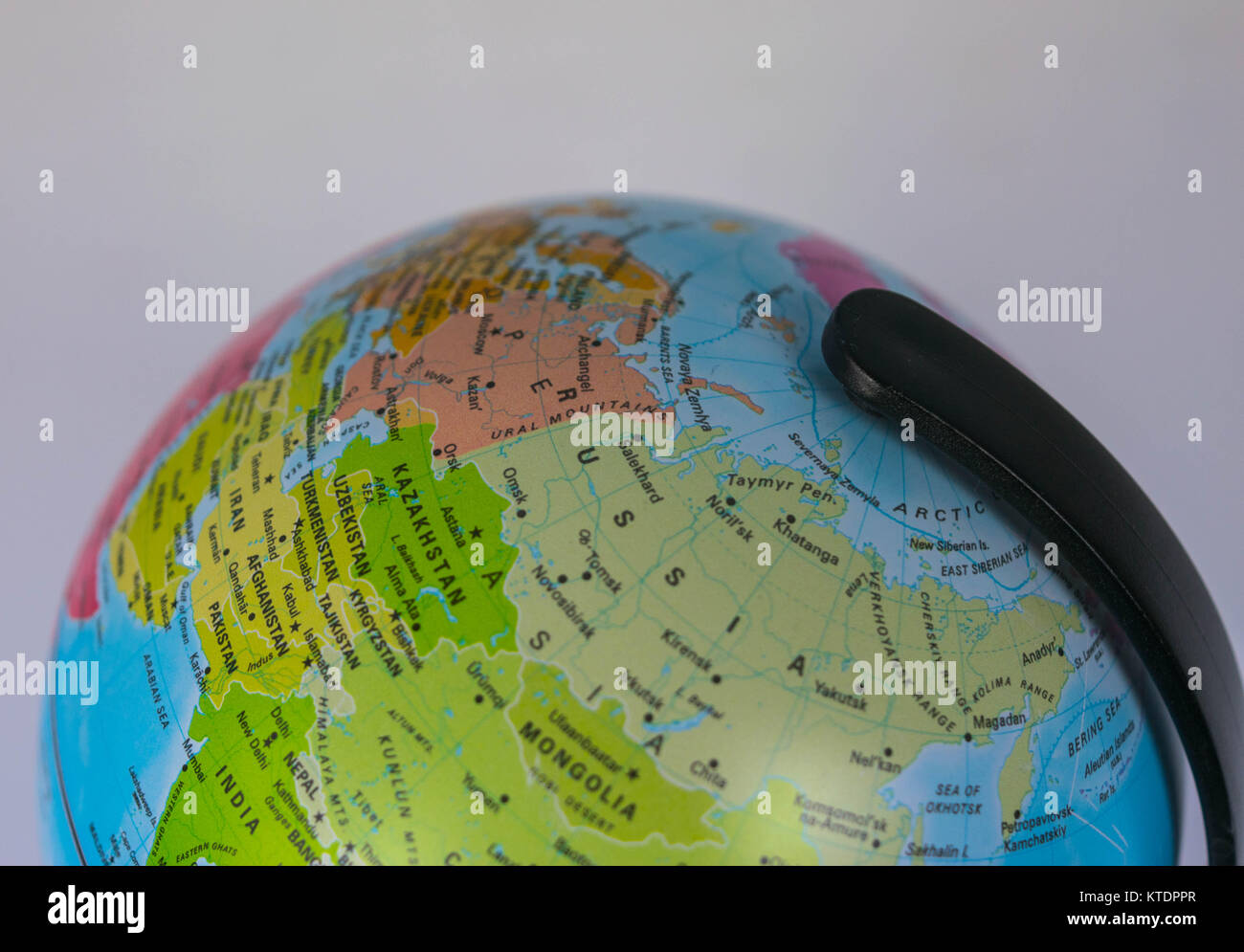 Asien Karte auf einem Globus mit weißem Hintergrund Stockfoto