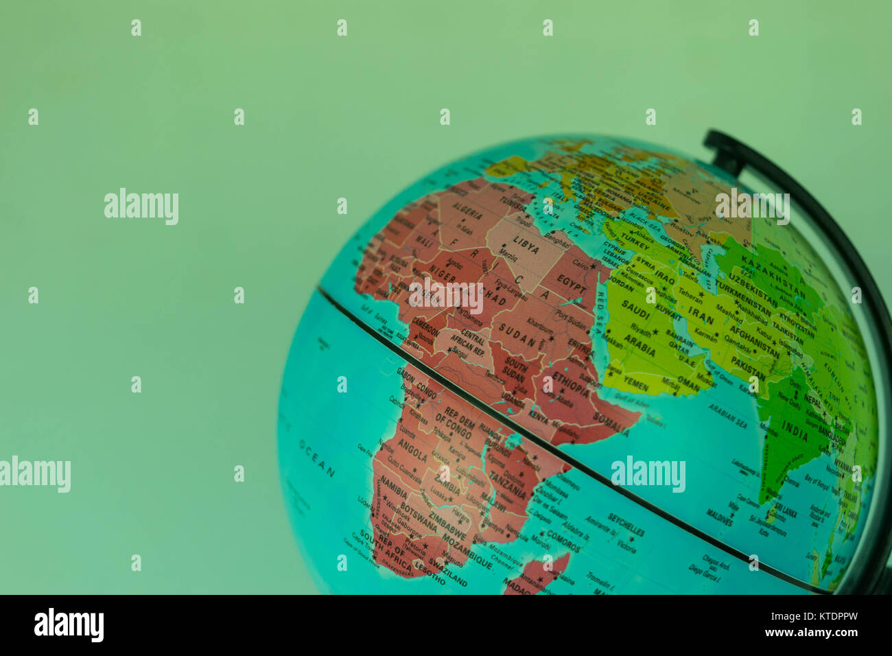 Afrika, Naher Osten und Indien Karte auf einem Globus mit weißem Hintergrund Stockfoto