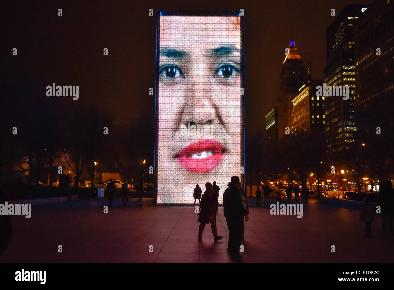 Chicago, USA. 21. Dezember 2017. Crown Fountain, eine interaktive Skulptur und Video Installation im Millennium Park ist bei Nacht gesehen. Von Ja konzipiert Stockfoto