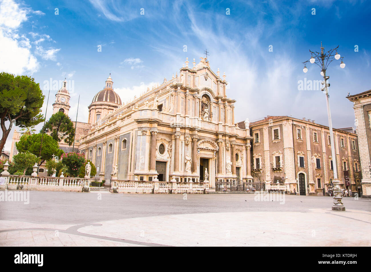Die Piazza del Duomo in Catania mit der Kathedrale Santa Agatha von Catania in Sizilien, Italien. Stockfoto