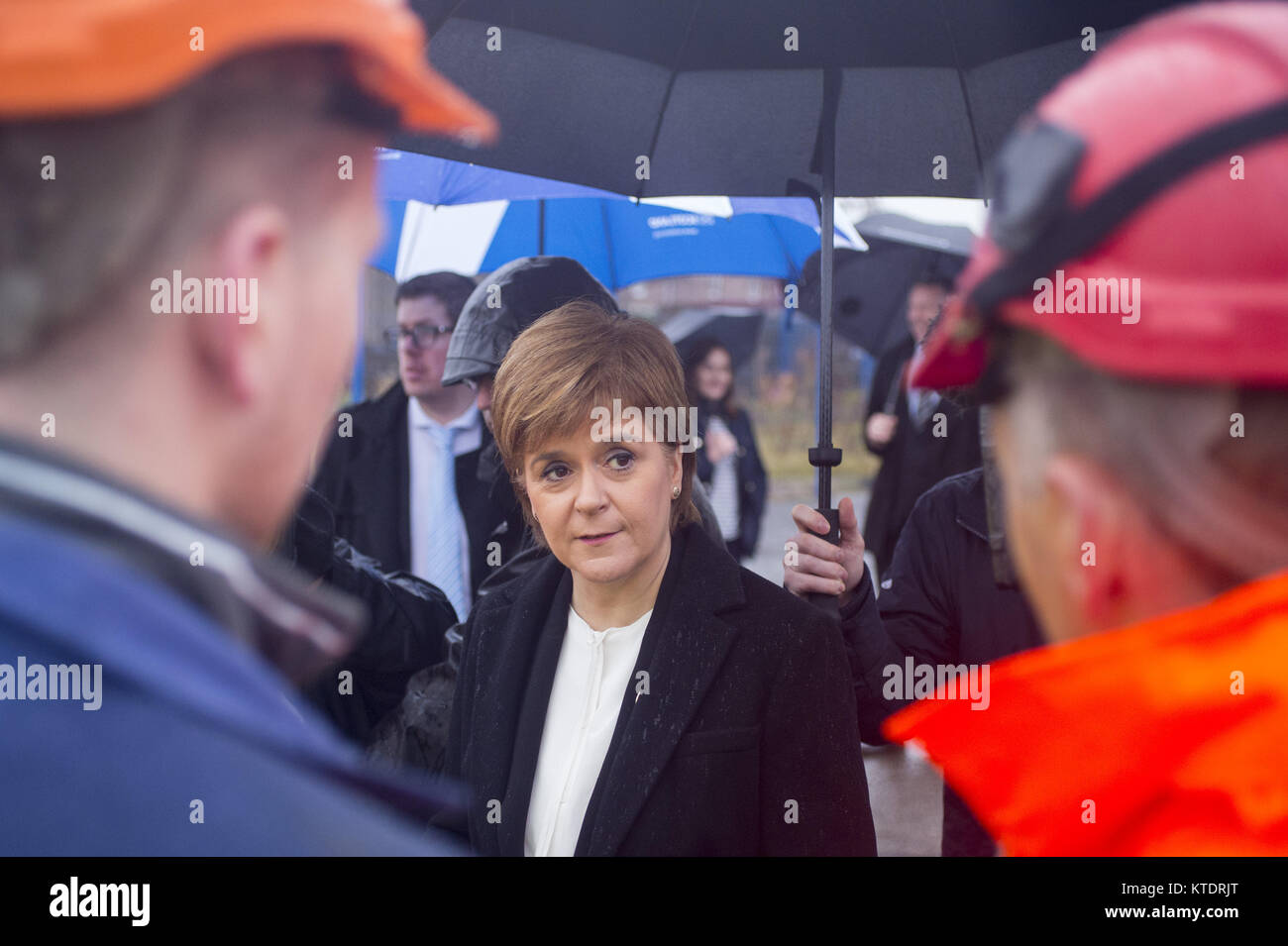 Schottische erster Minister Nicola Sturgeon erfüllt Personal in Burntisland Herstellungen in Methil, nachdem eine Einigung war die Bedrohung der Verwaltung von der Herstellung Firma BiFab zu heben. Mit: Nicola Sturgeon Wo: Fife, Großbritannien Wann: 22 Aug 2017 Quelle: Euan Kirsche/WENN.com Stockfoto