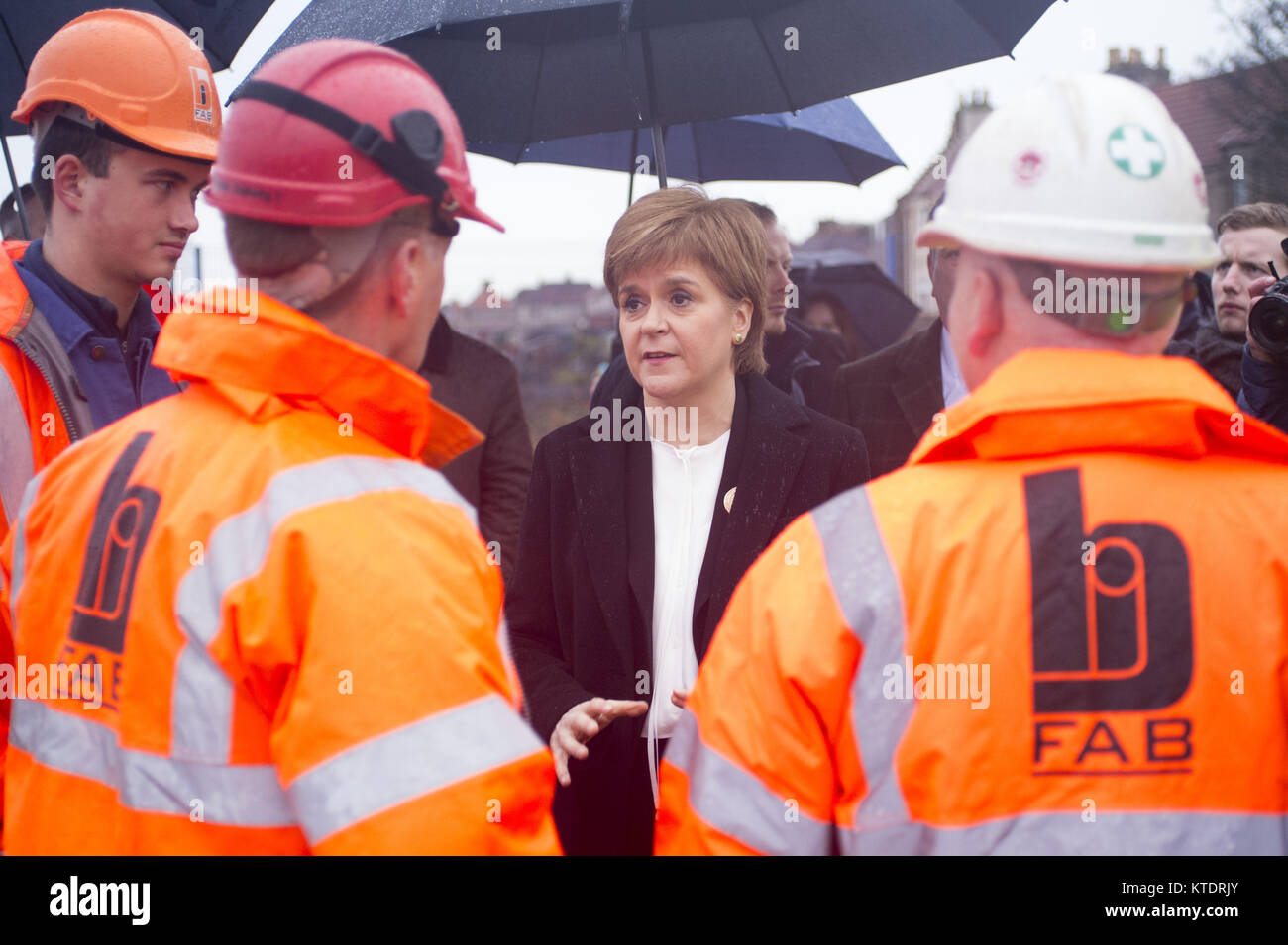 Schottische erster Minister Nicola Sturgeon erfüllt Personal in Burntisland Herstellungen in Methil, nachdem eine Einigung war die Bedrohung der Verwaltung von der Herstellung Firma BiFab zu heben. Mit: Nicola Sturgeon Wo: Fife, Großbritannien Wann: 22 Aug 2017 Quelle: Euan Kirsche/WENN.com Stockfoto