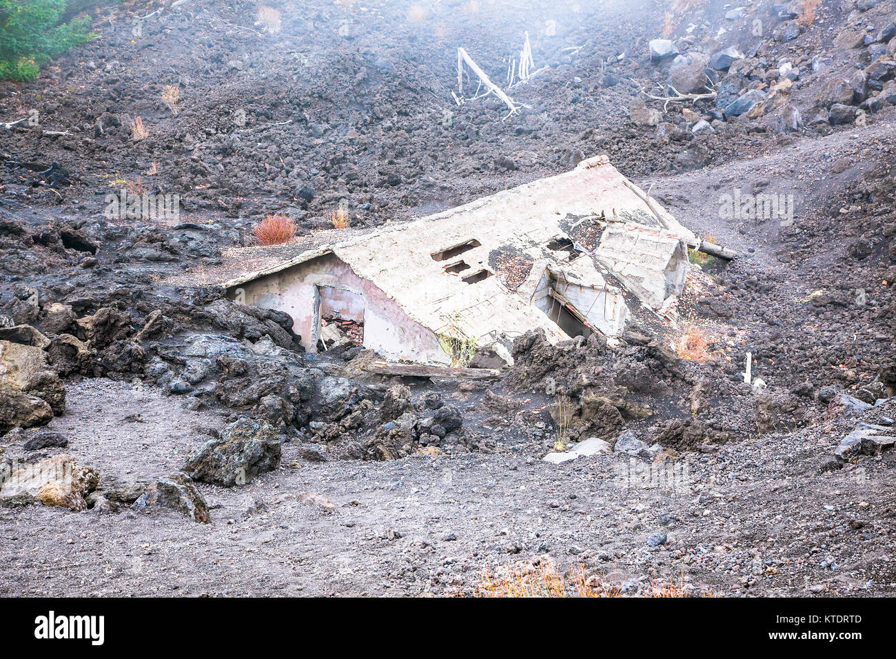 Ruinen eines Hauses, das unter Lava durch Nebel am Ätna, Sizilien, Italien umgeben begraben wurde. Das Haus ist 14 km vom Vulkan Ätna. Stockfoto