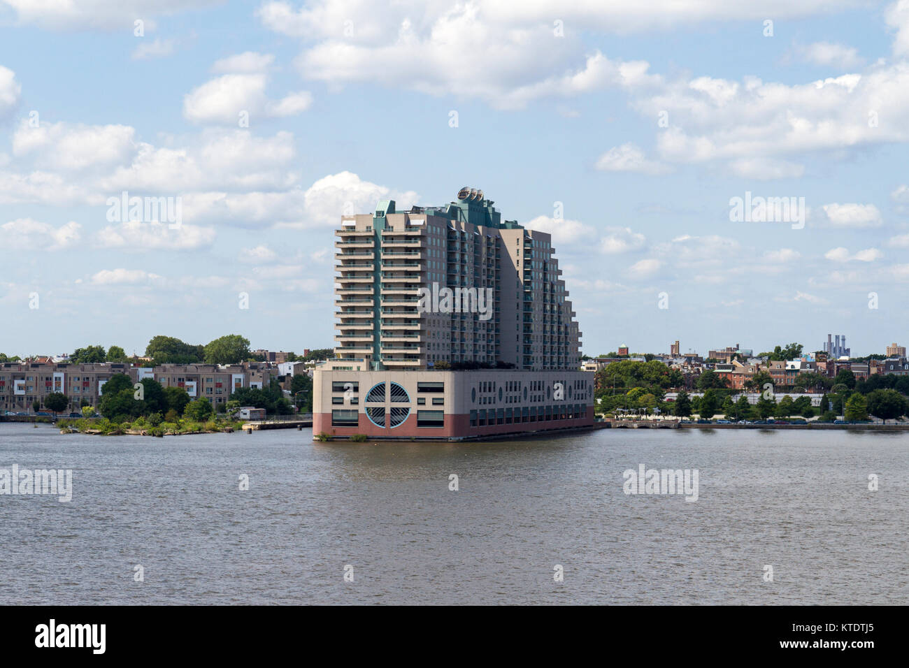 The Residences At Dockside Condominiums gesehen vom Deck der USS New