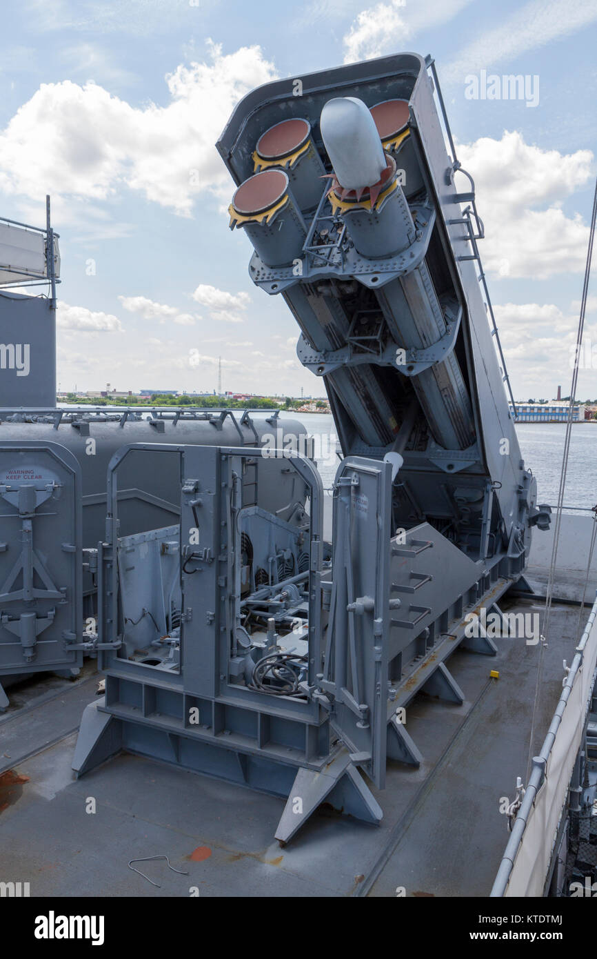 Tomahawk Cruise missile System armored box Launcher auf der USS New Jersey Iowa Klasse Schlachtschiff, Delaware River, New Jersey, United States. Stockfoto