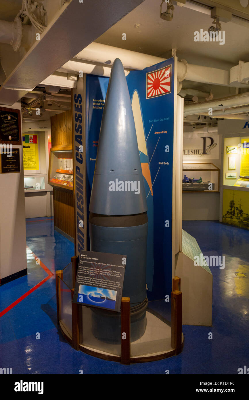 Ein Typ 91 18 Zoll Shell (Nachbau) von einem Japanischen Yamato Schlachtschiff auf der USS New Jersey Iowa Klasse Schlachtschiff, Delaware River, NJ, USA. Stockfoto