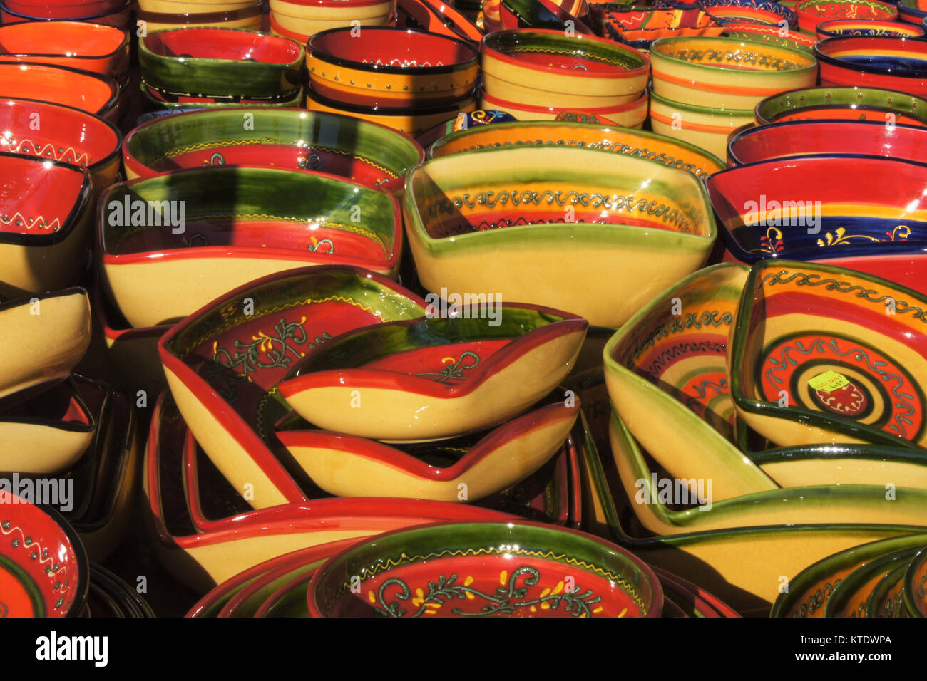 Bunte lebendige Keramik Geschirr / Krüge auf den Verkauf in einem spanischen Markt an einem sonnigen Tag Stockfoto