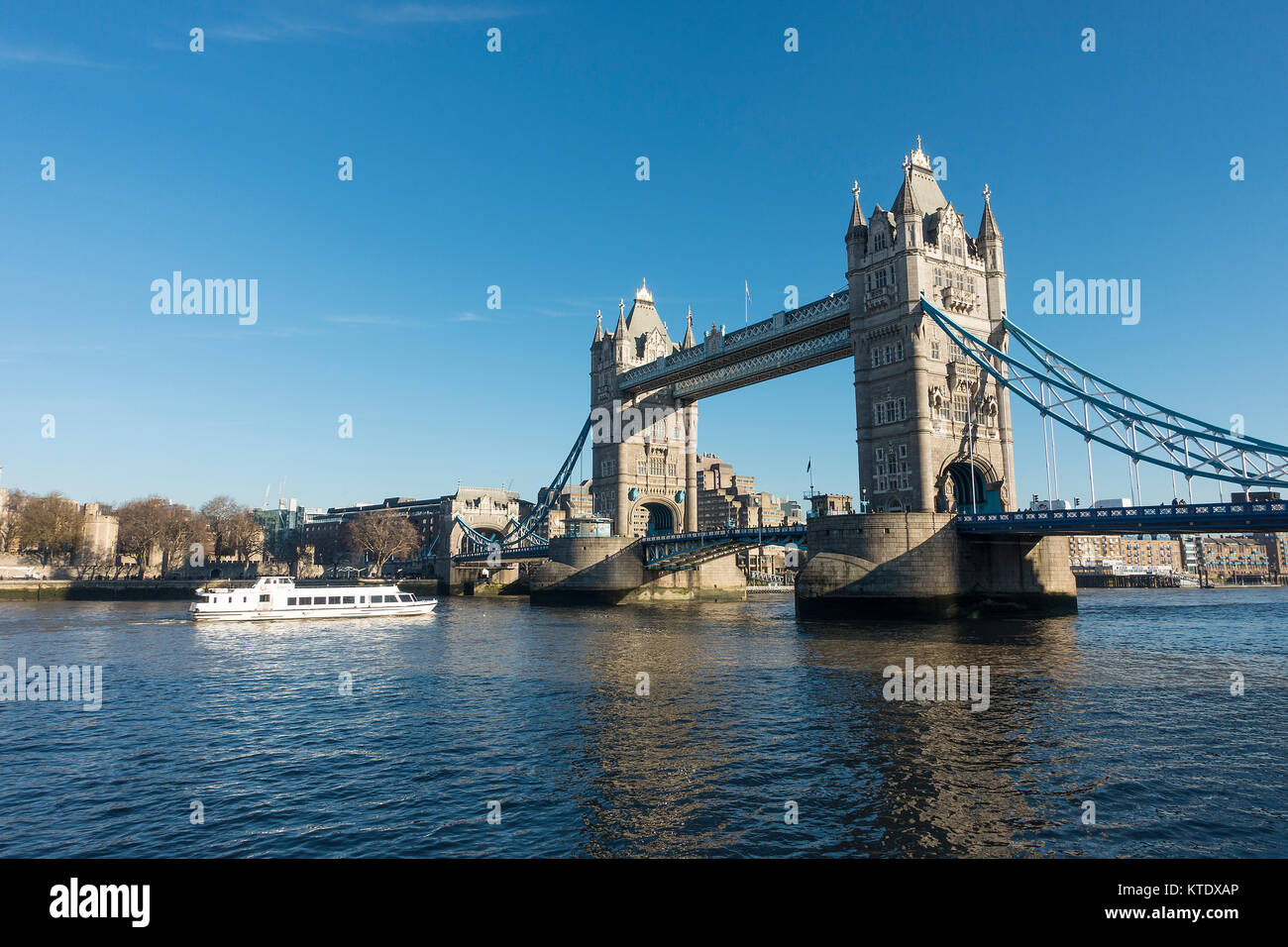 Die schöne Tower Bridge von der South Bank mit Tower von London und die Themse London England United Kingdom UK Stockfoto