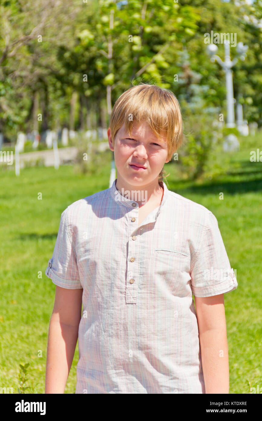 Portrait von Unzufriedenheit Junge im weißen Hemd im Freien Stockfoto