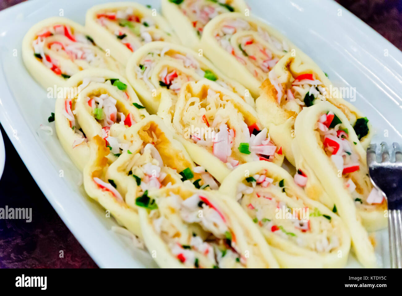 Horizontale Foto von Salat Gerichte im Restaurant mit Gabel Stockfoto