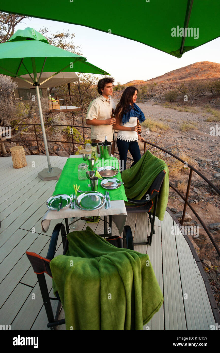 Romantisches Abendessen im Freien Huab unter Leinwand, Damaraland, Namibia, Afrika Stockfoto