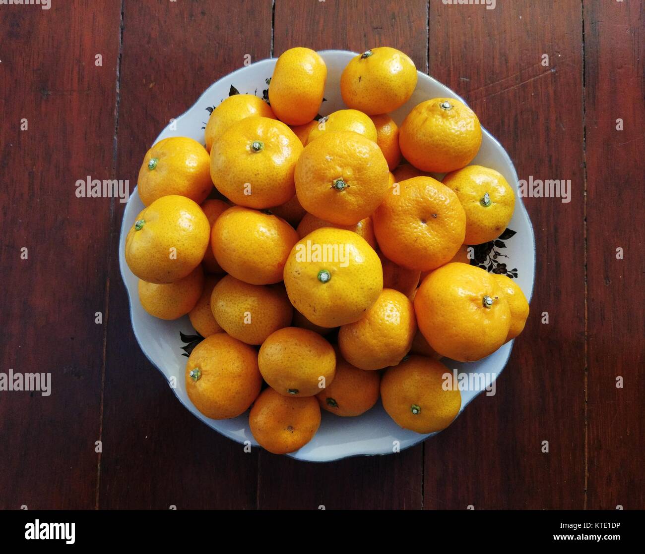 Orange auf einem Teller. Stockfoto
