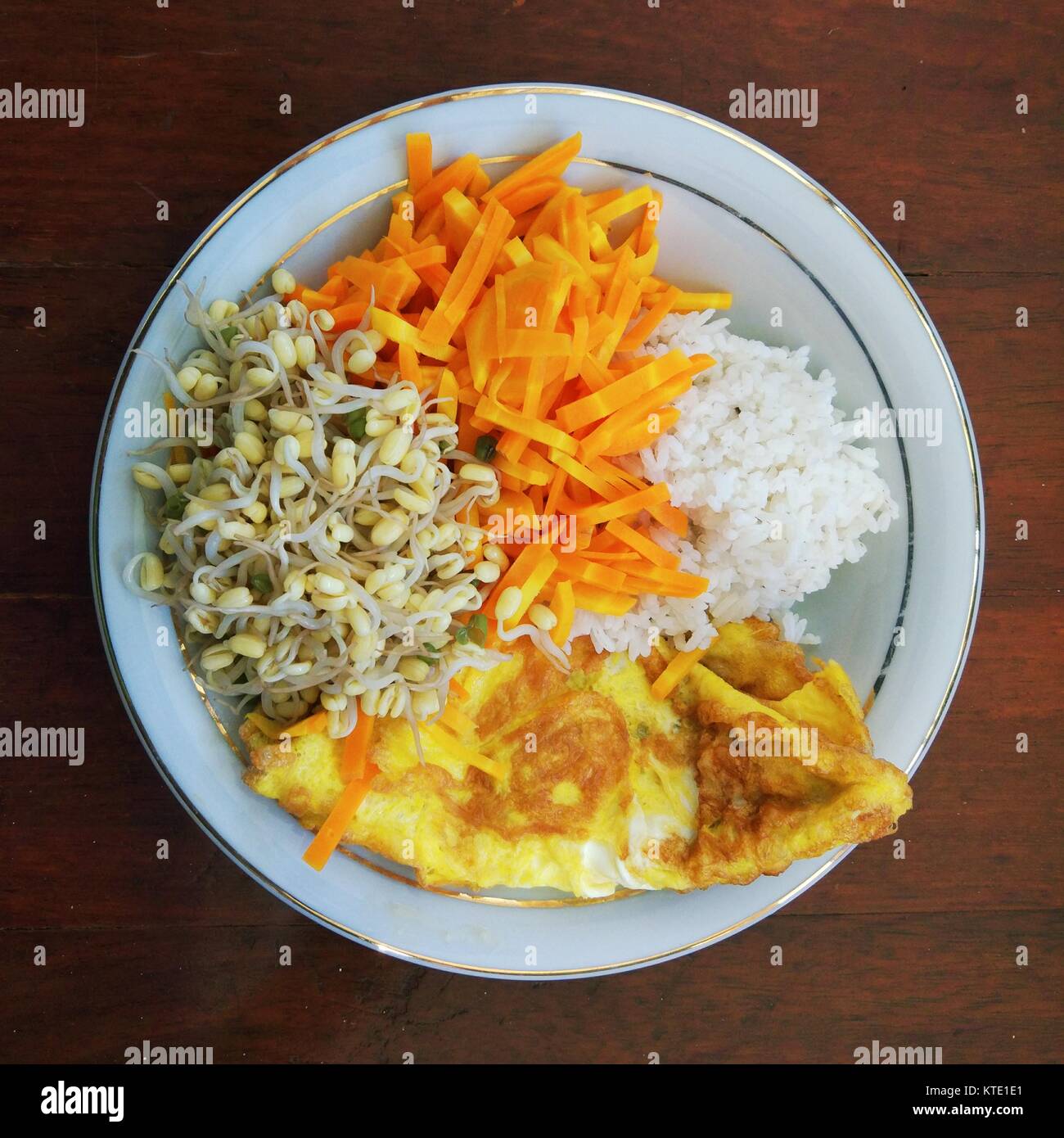 Indonesien traditionelles Essen; Reis, sayur pecel und Ei. Stockfoto