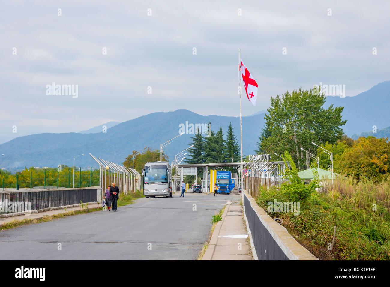 MATSIMI, Georgien - 4. Oktober: Busse und Menschen zu Fuß über die Brücke an der georgischen Grenze Checkpoint mit aserbaidschanischen Grenze. Oktober, 2016 Stockfoto