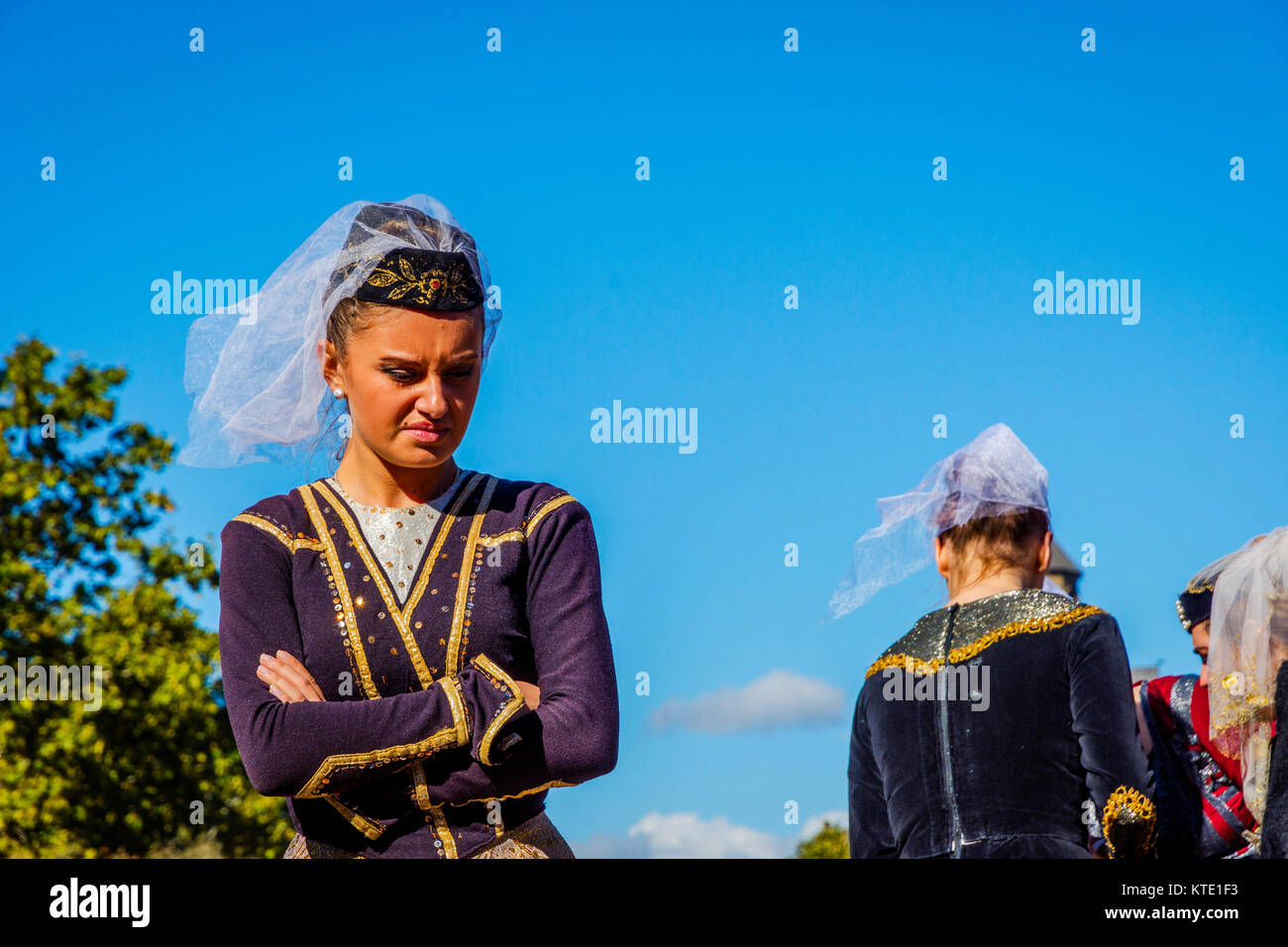 Tiflis, Georgien - 15 Oktober: Porträt einer Frau, die in einem traditionellen Georgianischen Kleid auf dem Festival gekleidet. Oktober 2016 Stockfoto