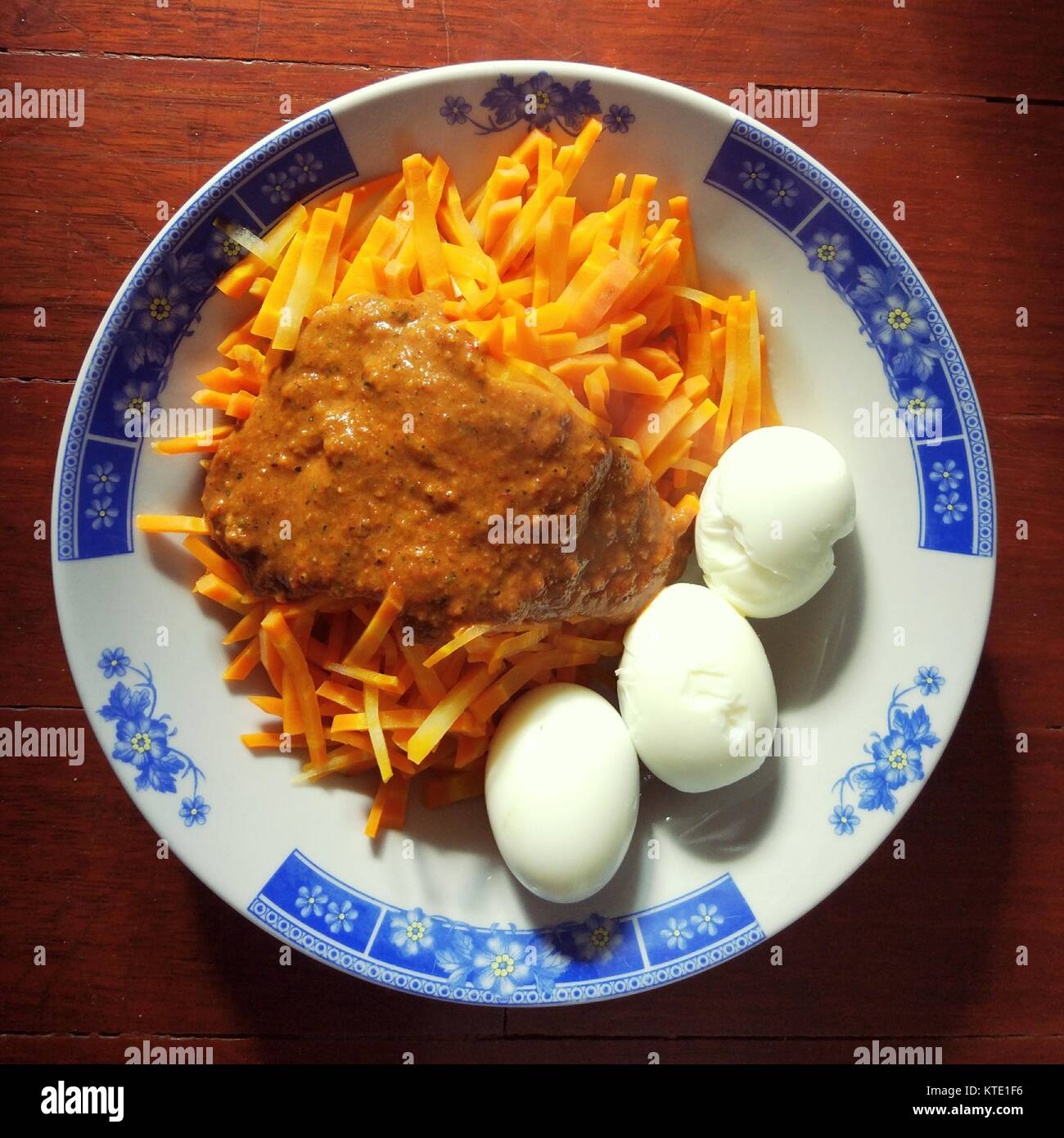 Indonesien traditionelles Essen; pecel Sauce (bumbu pecel) und gekochtem Ei. Stockfoto