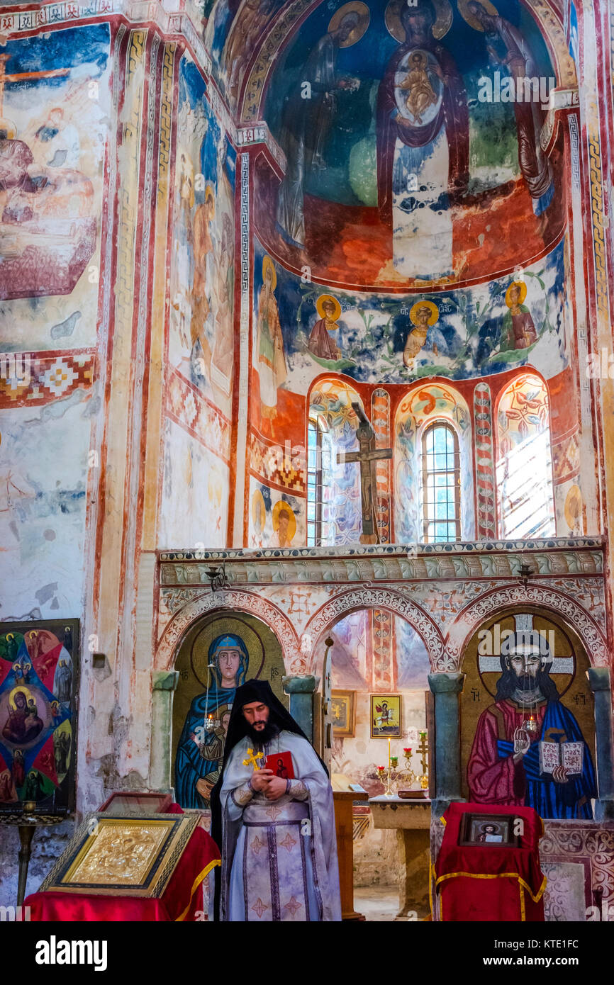 KUTAISI, Georgien - 22. Oktober: Orthodoxe Priester an der Zeremonie in berühmten Gelati Monastery. Kloster ist Teil des UNESCO Weltkulturerbes. Oktober 2016 Stockfoto