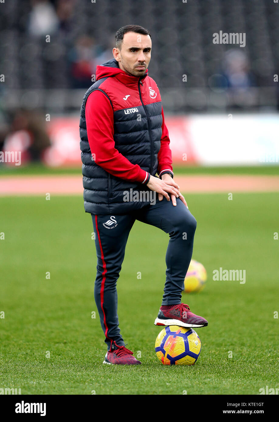 Leon Britton beaufsichtigt die Swansea Teams vor dem Spiel warm up vor dem Premier League Match in der Liberty Stadium, Swansea. Stockfoto