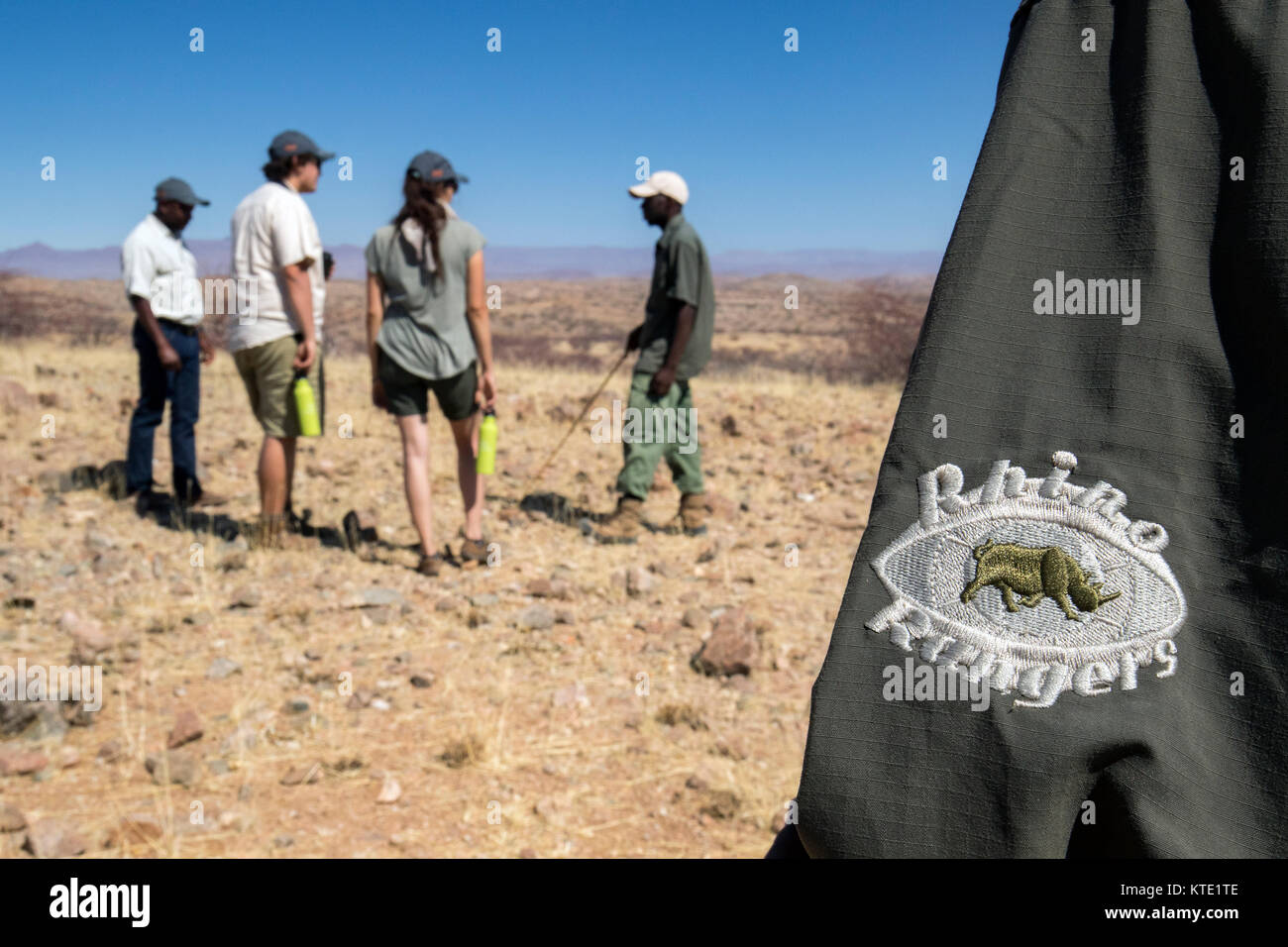 Gruppe von Menschen rhino Trekking in Huab unter Leinwand, Damaraland, Namibia, Afrika Stockfoto