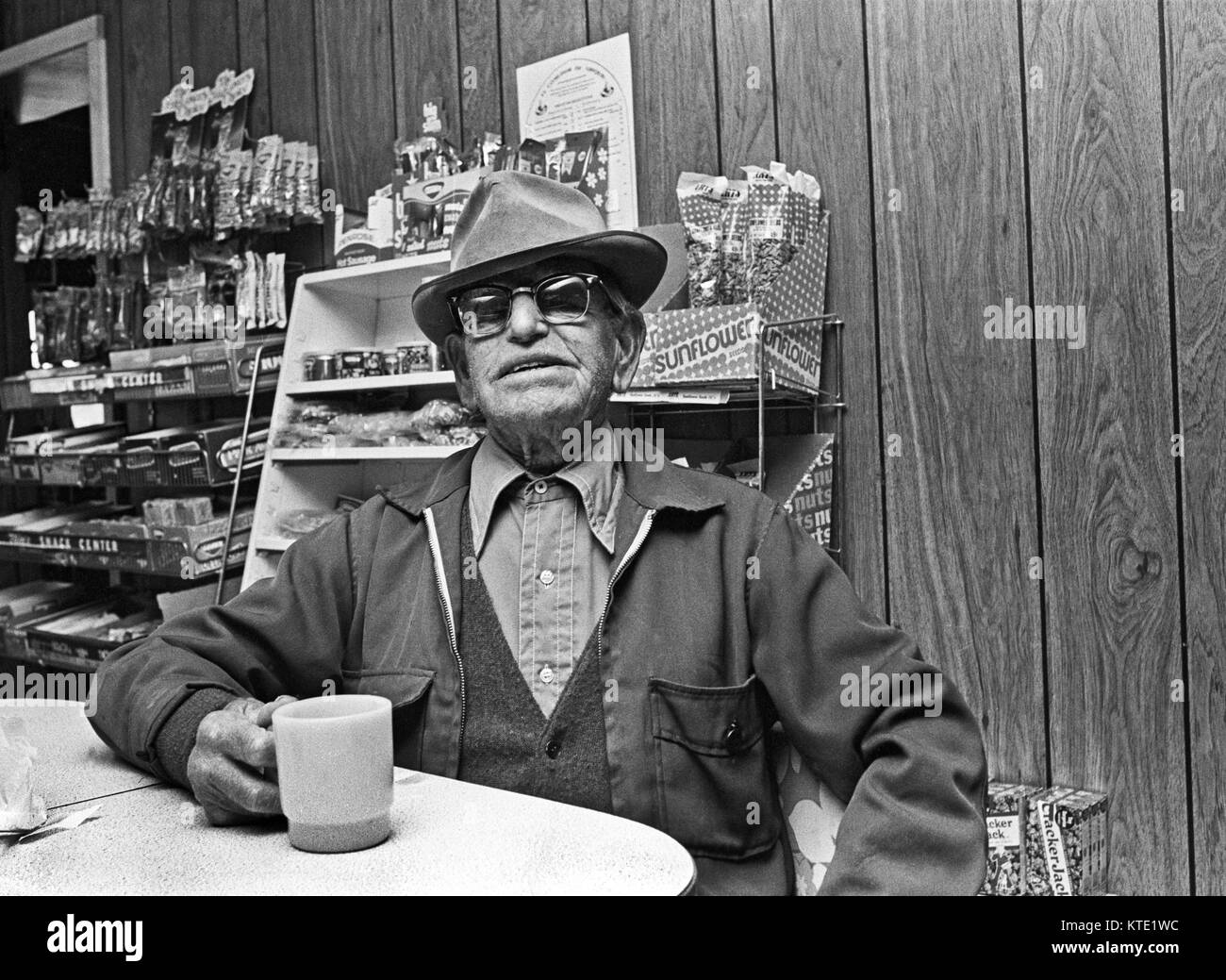 Eine ältere Hispanic Mann trinkt Kaffee in einem kleinen Café und General Store in Agavengewächse, New Jersey, ca. 1980 Stockfoto